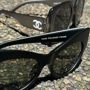 Fun pair of women’s sunglasses. Each of the pair has polarized lenses.